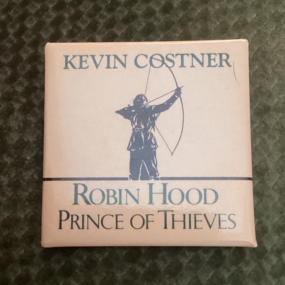 Vintage 1991 Kevin Costner Robin Hood Prince of Thieves Promo Pinback Pin Button - Picture 1 of 4